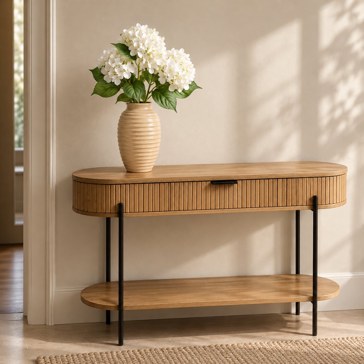 Vase Côtelé con hortensias blancas sobre la consola Oak Gallery en un recibidor