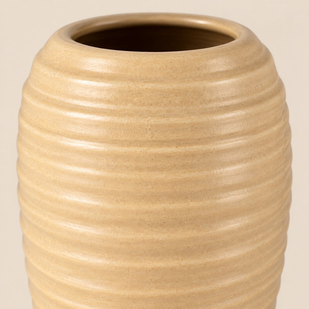 Detalle de la boca y las líneas horizontales de cerámica beige de Vase Côtelé