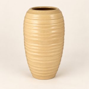 Florero de cerámica beige Vase Côtelé con relieve horizontal sobre fondo beige limpio