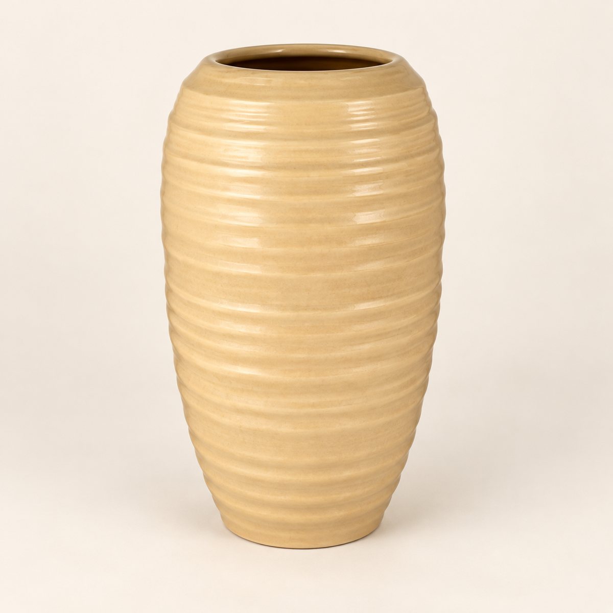 Florero de cerámica beige Vase Côtelé con relieve horizontal sobre fondo beige limpio