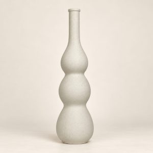 Florero Vase Ondulé sobre fondo beige