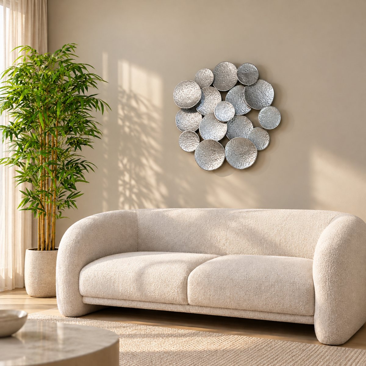 Nénuphars d’Acier en una sala con sofá Ivory Curve y bambú Bambou Zen a escala proporcional