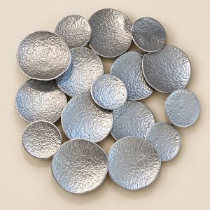 Decoración de pared de metal Nénuphars d’Acier con discos plateados sobre fondo beige