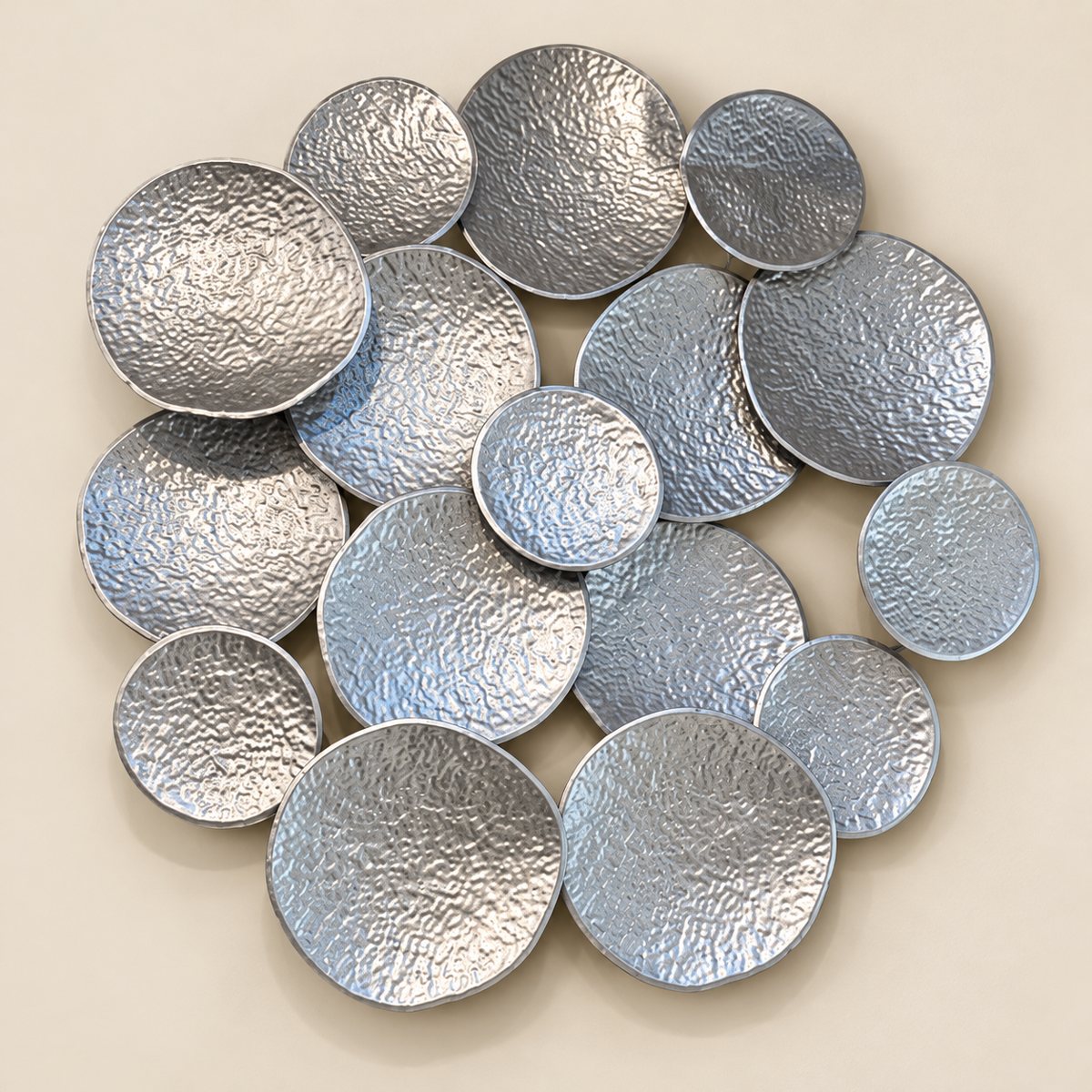 Decoración de pared de metal Nénuphars d’Acier con discos plateados sobre fondo beige