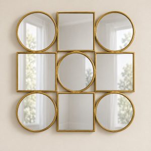 Espejo decorativo múltiple Vitrail Assemblé de nueve lunas con marcos dorados sobre fondo beige