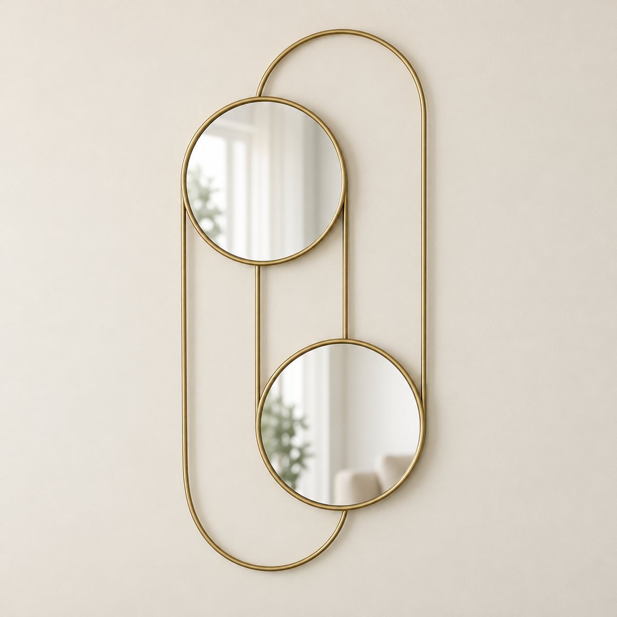 Espejo de pared doble Duo Hublots con estructura dorada vertical sobre fondo beige