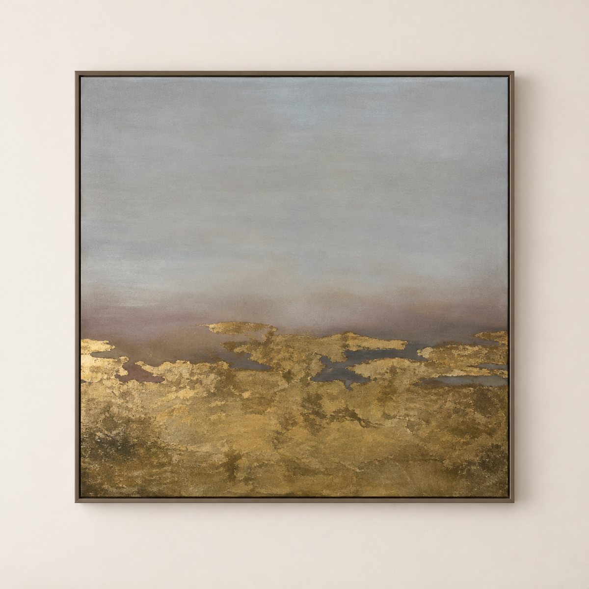 Cuadro con marco Horizon Voilé de paisaje abstracto gris y dorado sobre fondo beige