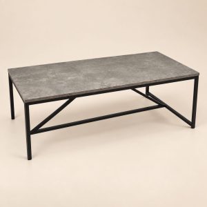 Mesa de centro Table Forgée sobre fondo beige