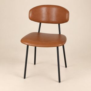 Silla — Chaise Cognac sobre fondo beige