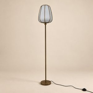Lámpara de pedestal — Lampadaire Nordique sobre fondo beige