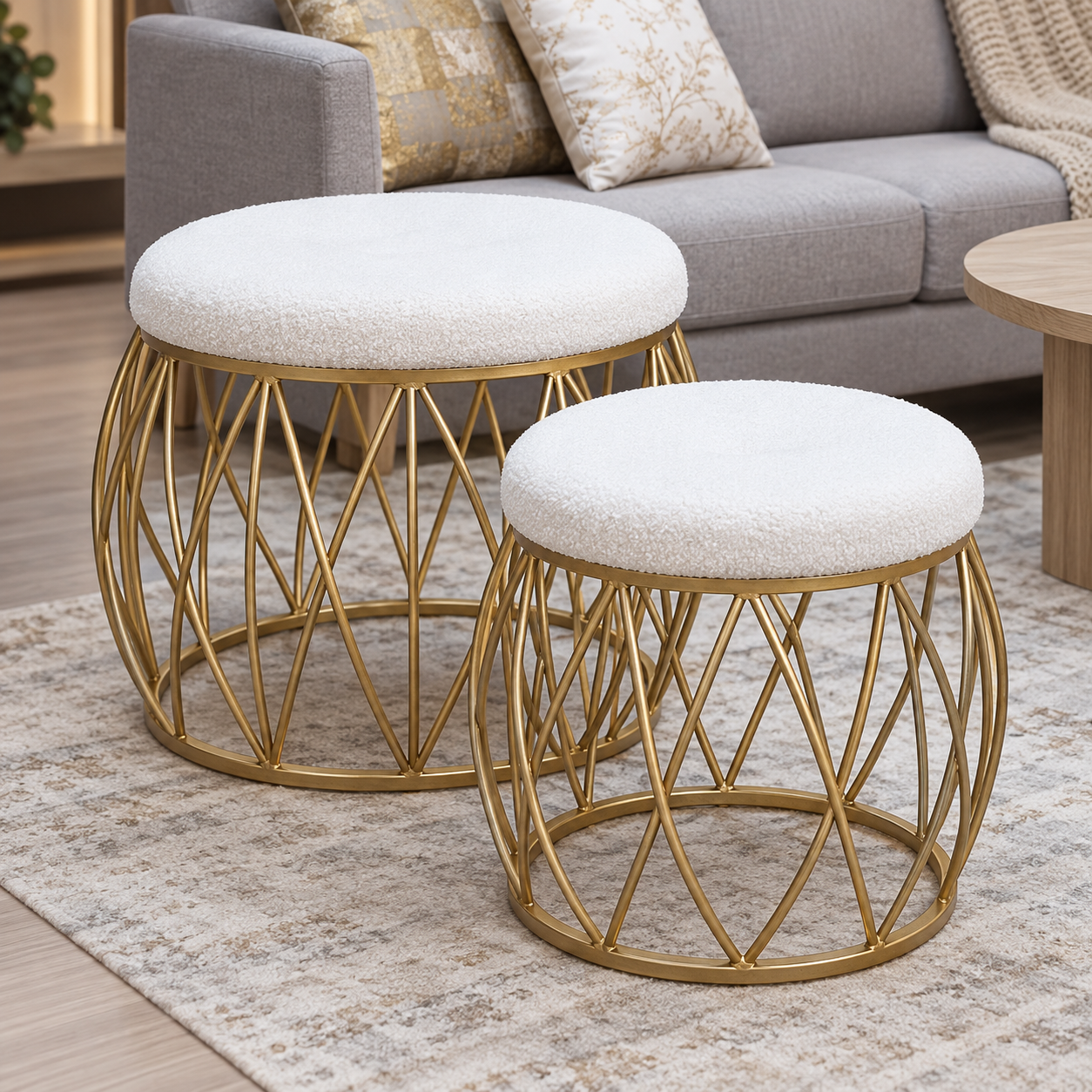 Set de dos taburetes Élan Velvet blancos con estructura dorada — vista ambientada 2
