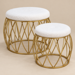 Set de dos taburetes Élan Velvet blancos con estructura dorada — fondo beige