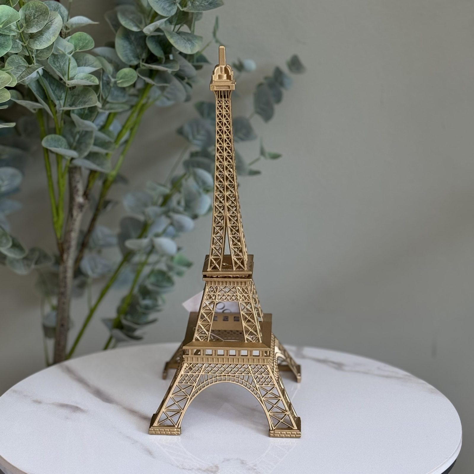 Escultura Torre Eiffel Dorada — vista 2