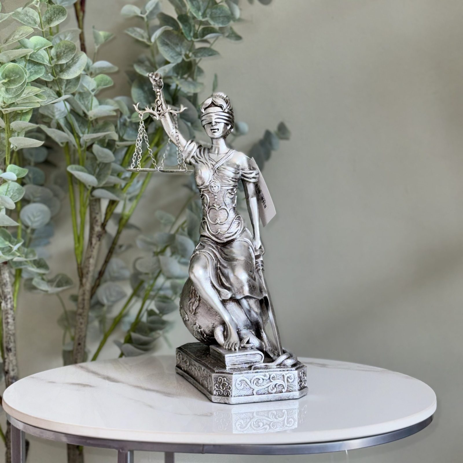 Escultura diosa Temi de tono plateado. — vista 2