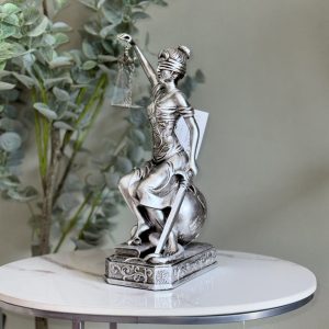 Escultura diosa Temi de tono plateado.