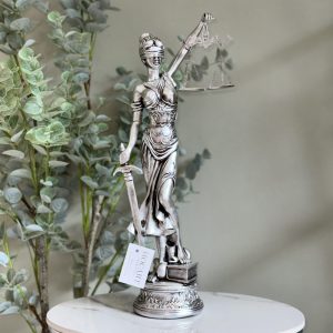 Escultura decorativa diosa Temis tono plateado.