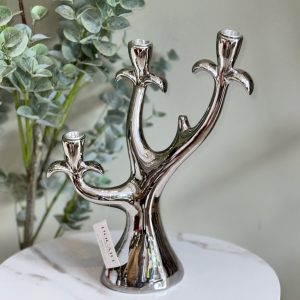Candelabro para tres velas plateado.