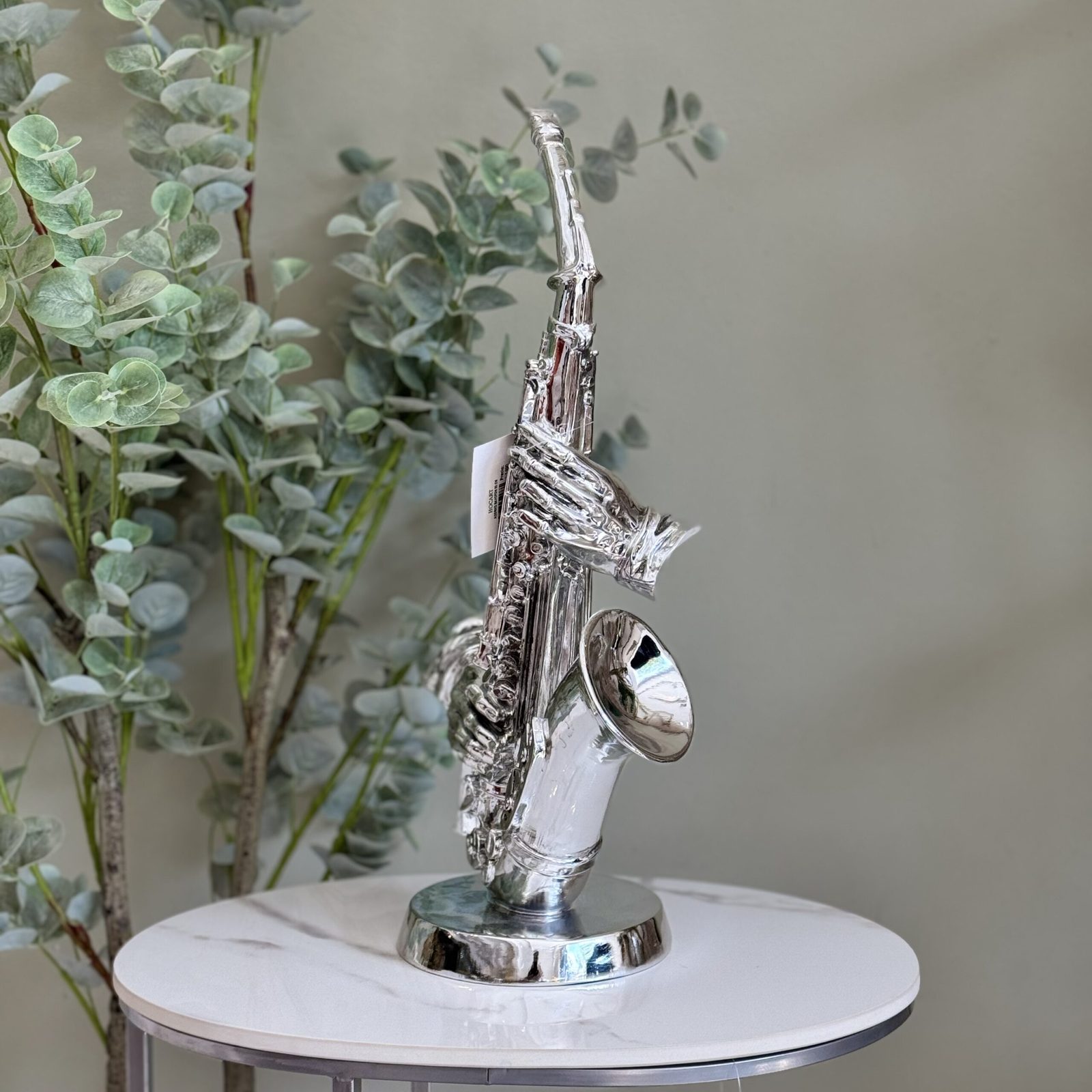 Escultura en forma de saxofón — vista 2