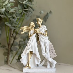 Adorno de pareja tomados de la mano.