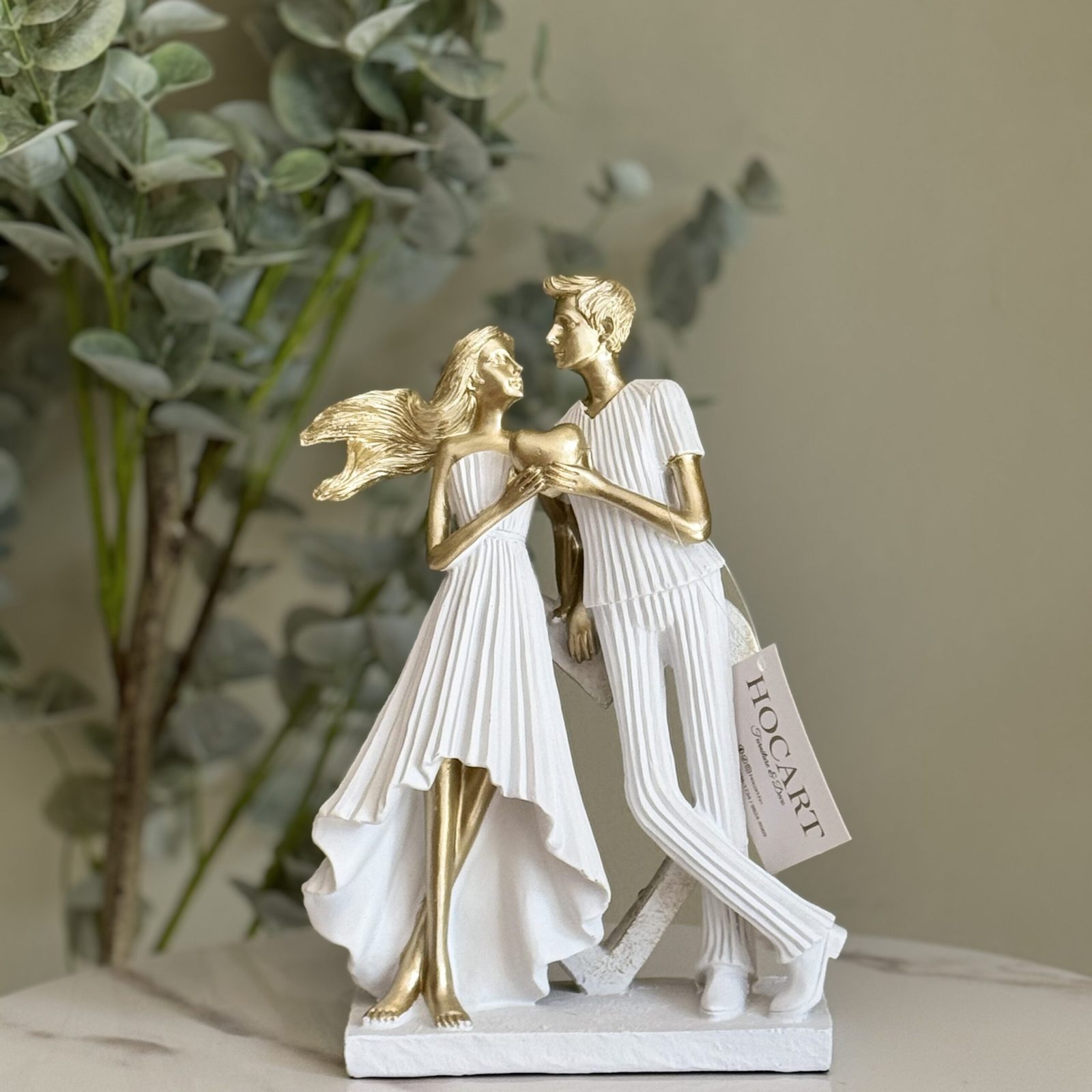 Adorno de pareja tomados de la mano.