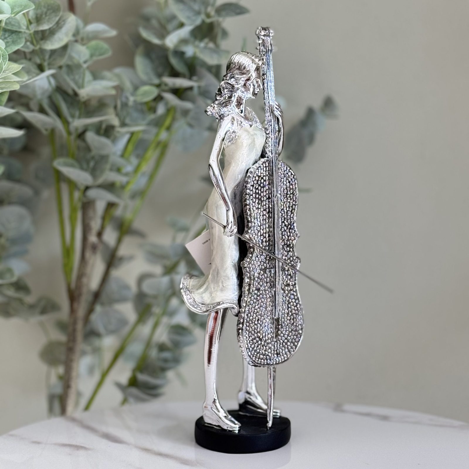 Escultura de musico, dama con violonchelo. — vista 2