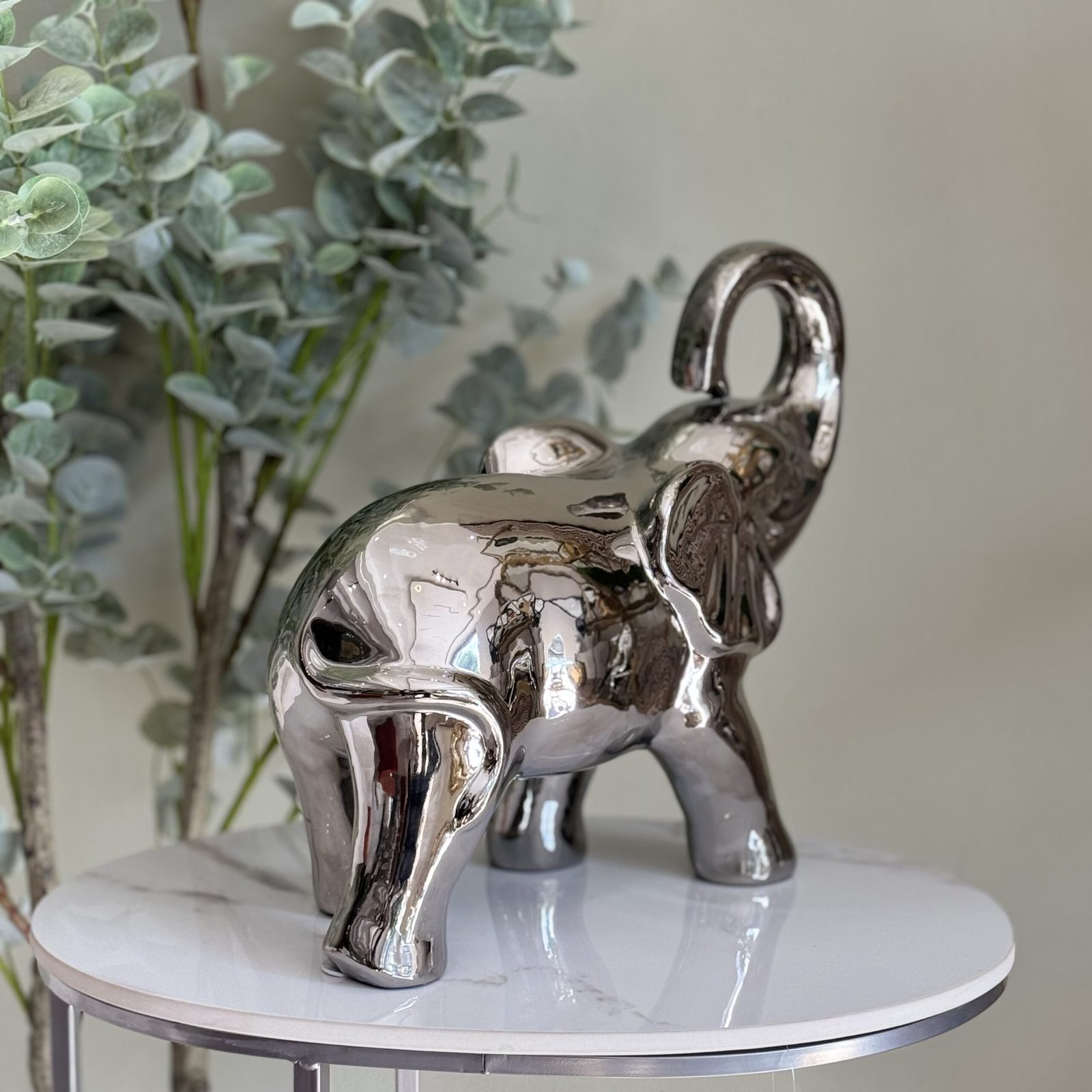 Escultura de elefante plateado brillante. — vista 2