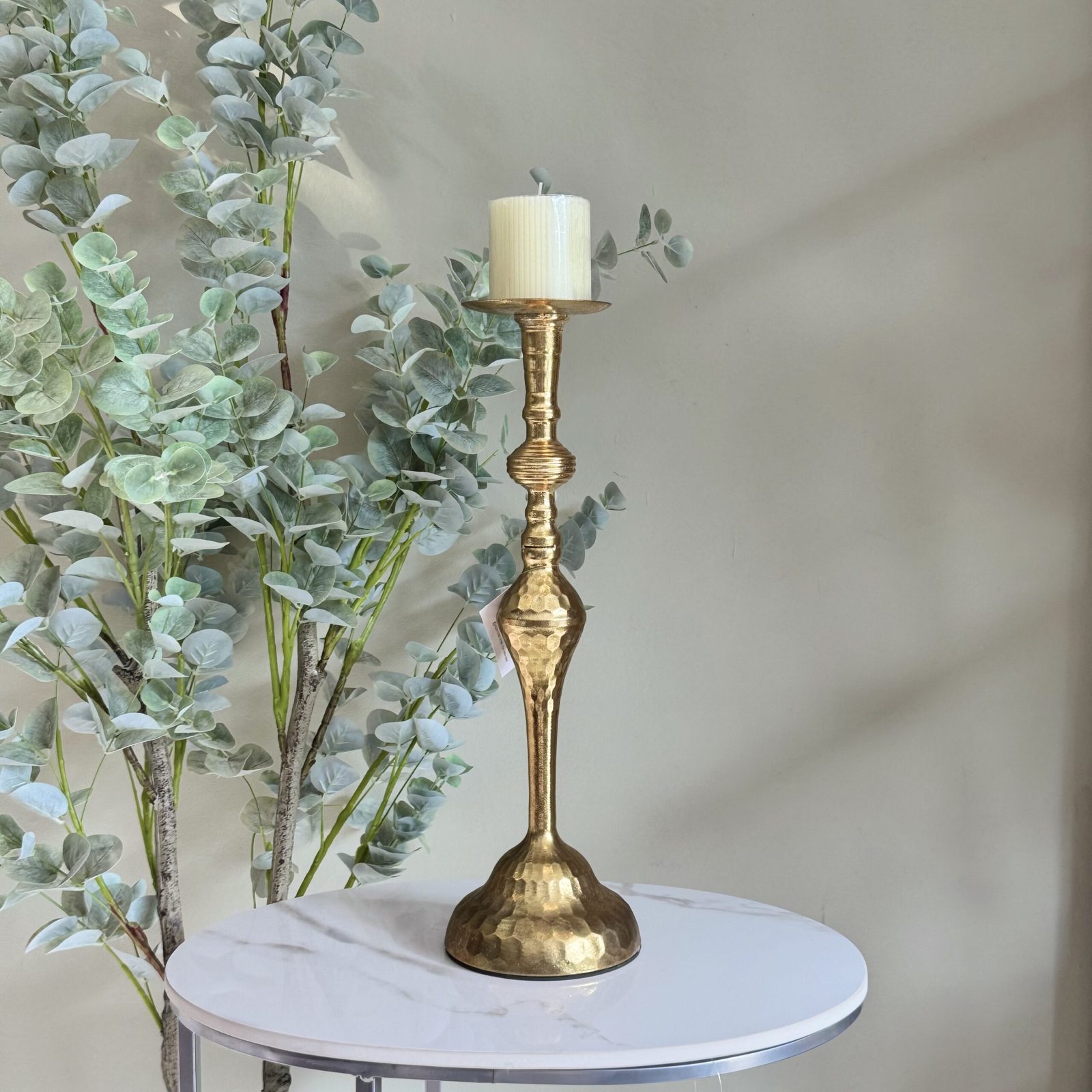 Candelabro metálico decorativo con tonalidad dorada. — vista 2