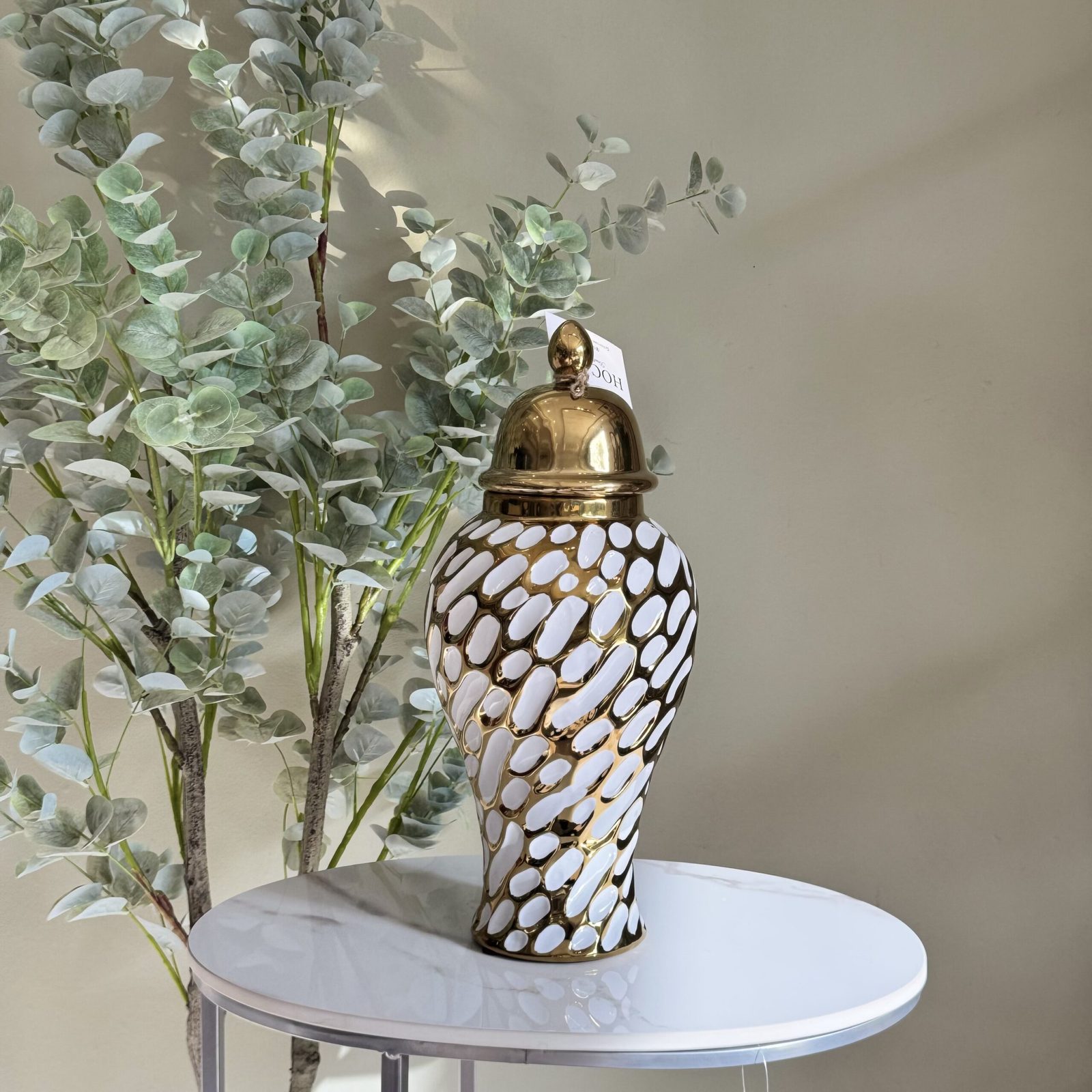 Ánfora decorativa de cerámica dorada y blanco. — vista 2