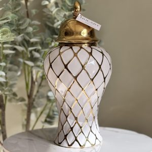 Ánfora decorativa de cerámica blanca con detalles dorados.