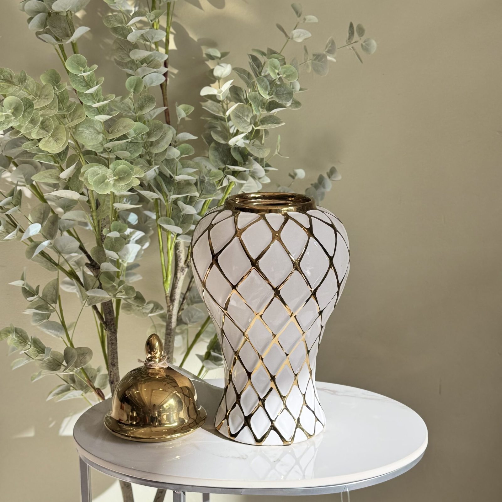 Ánfora decorativa de cerámica blanca con detalles dorados. — vista 2