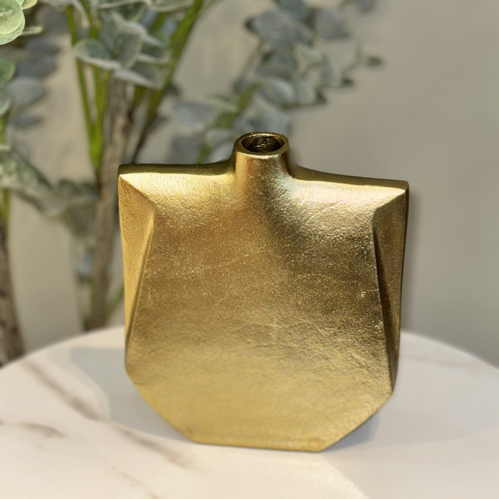 Florero de aluminio dorado. — vista 2
