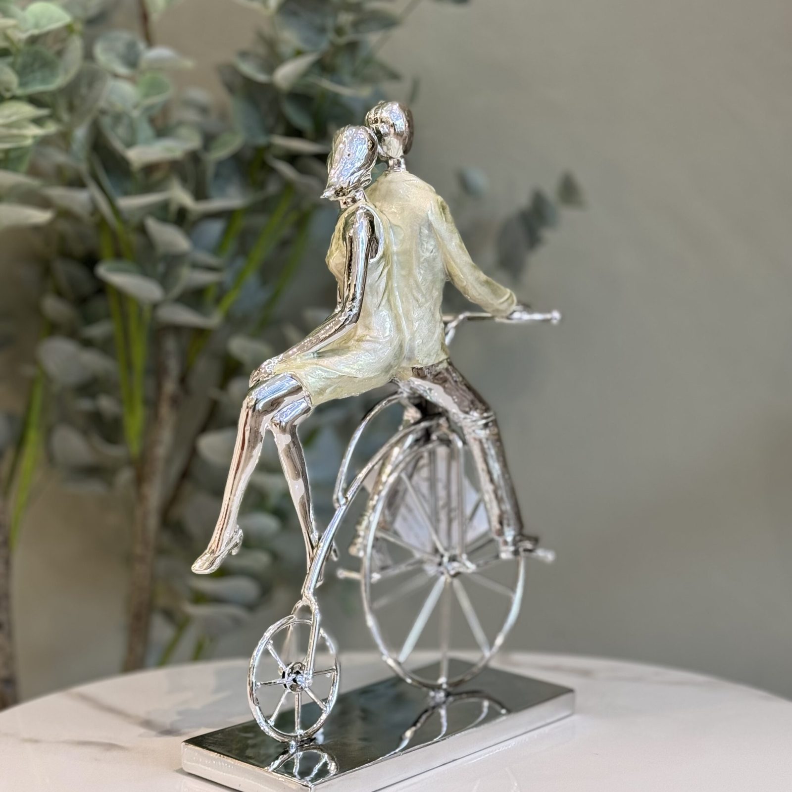 Escultura de novios en bicicleta clásica. — vista 2