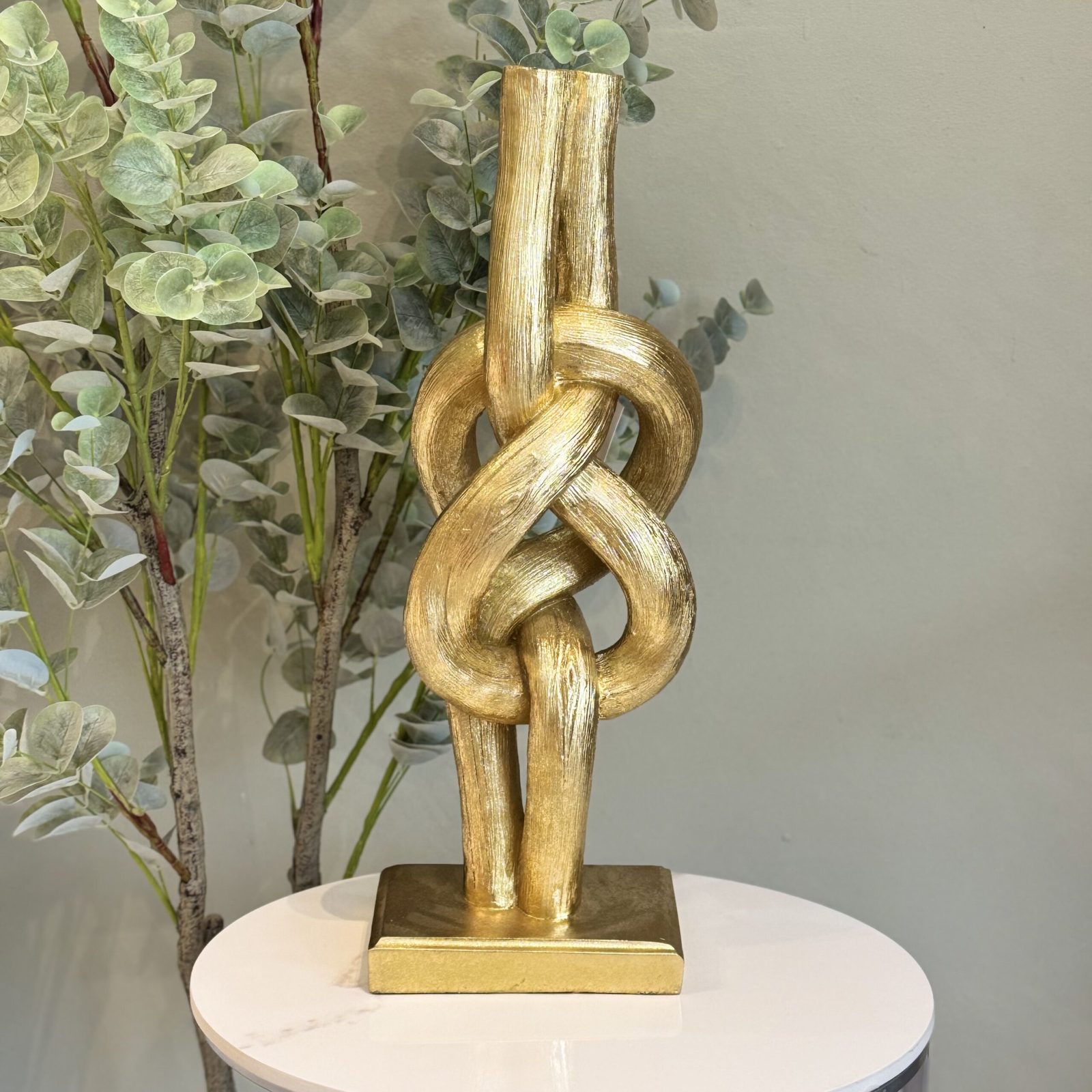 Escultura abstracta en forma de nudo. — vista 2