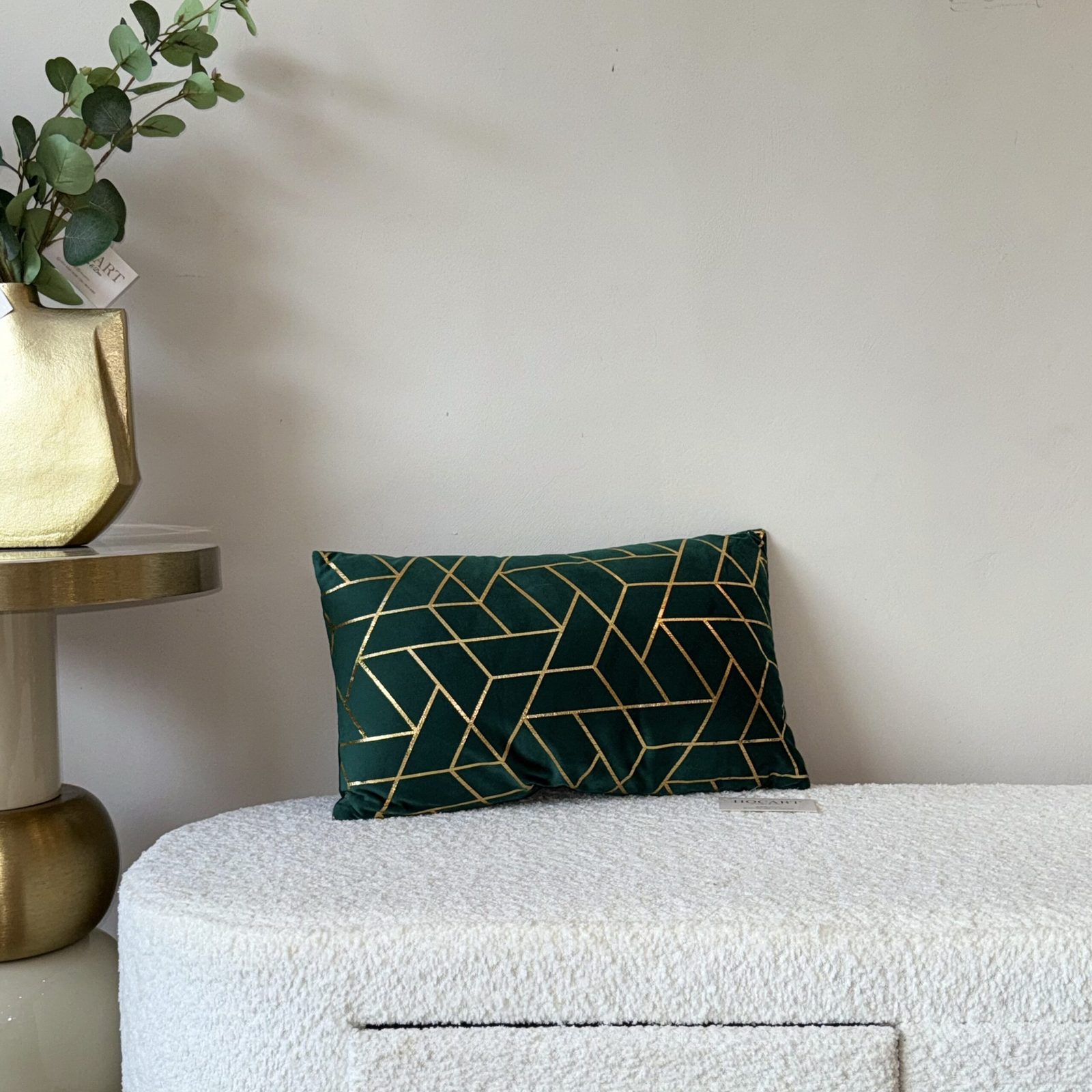 Cojín elegante verde con líneas doradas — vista 2