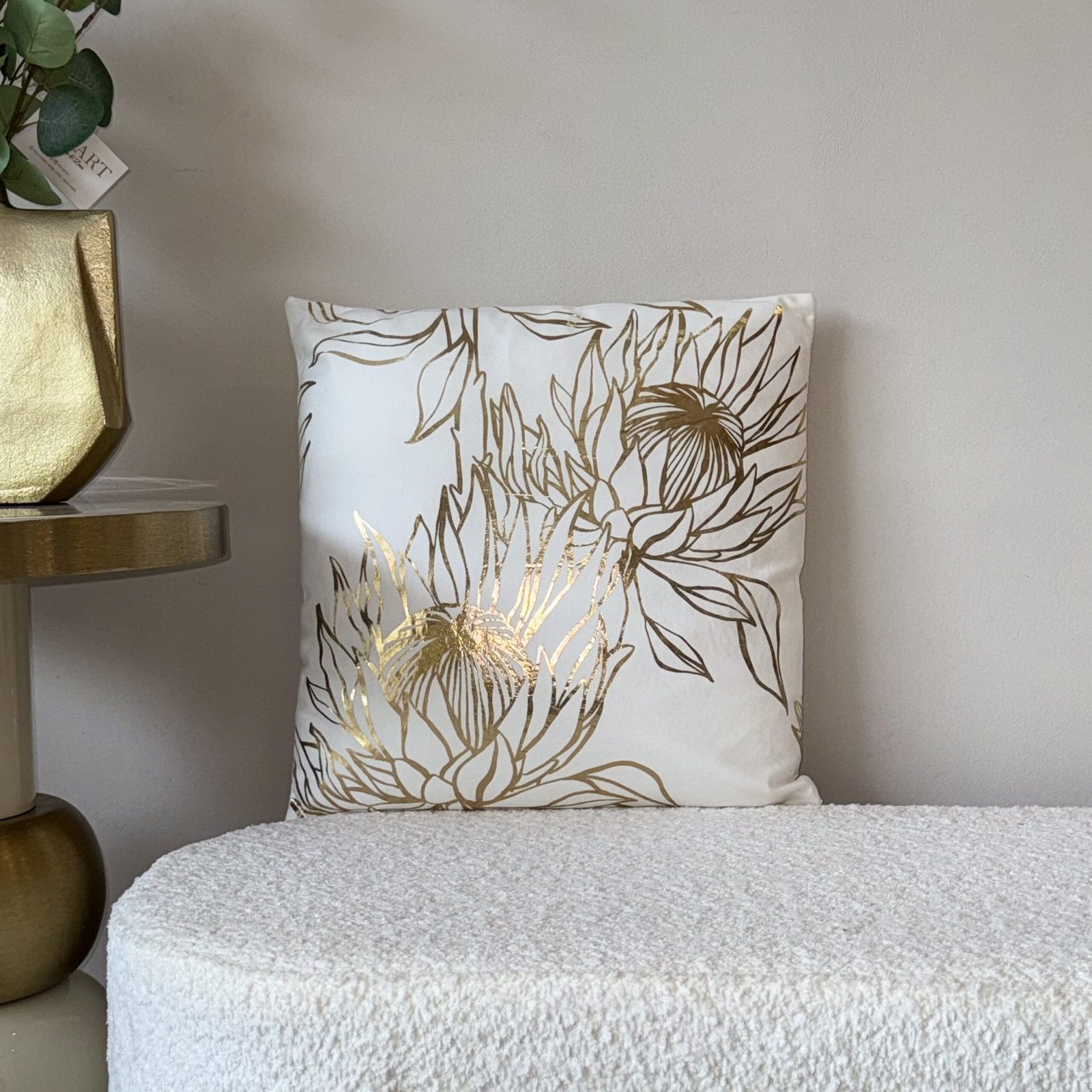 Cojín diseño floral líneas doradas 45x45 cm — vista 2