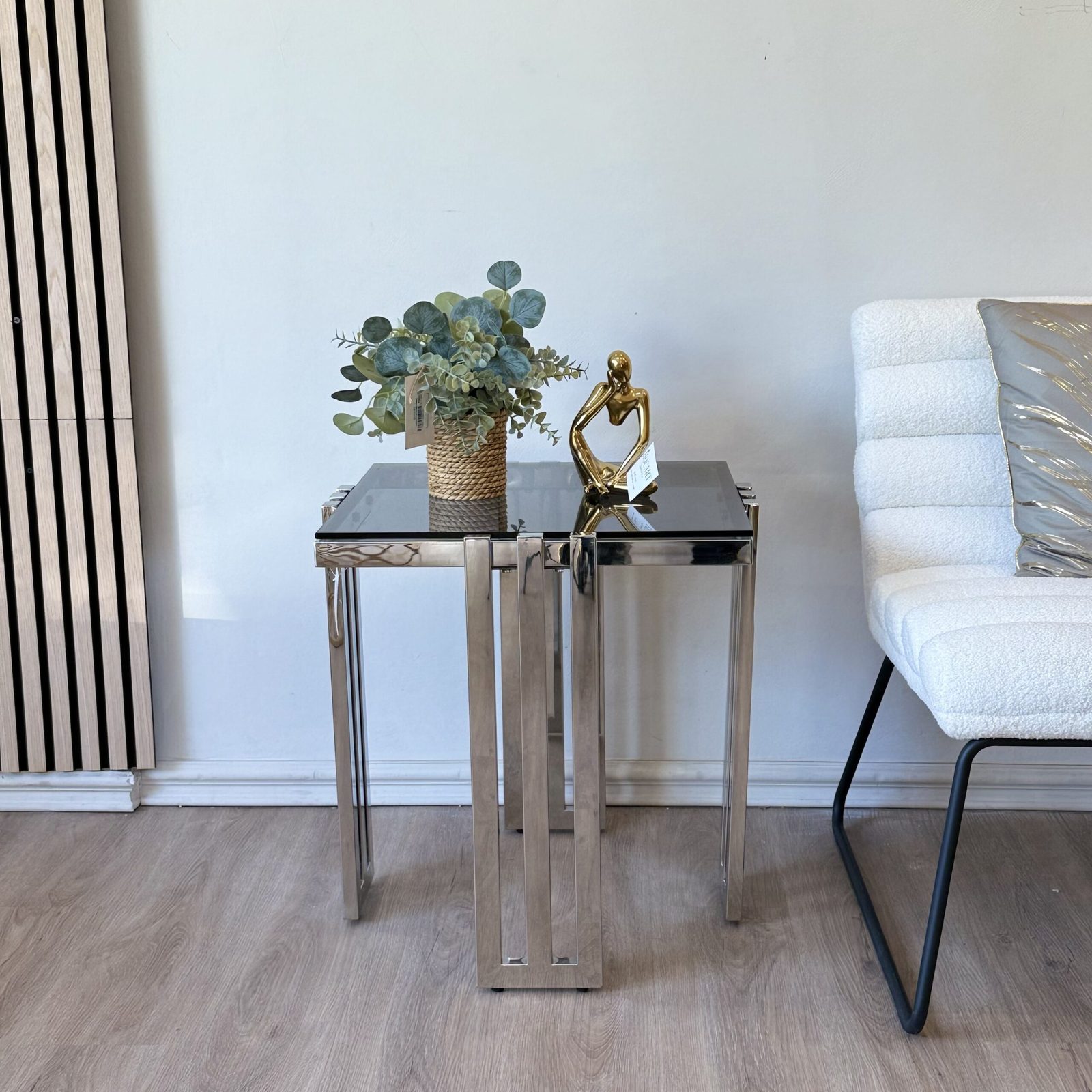 Mesa auxiliar prisma plateada. — vista 2