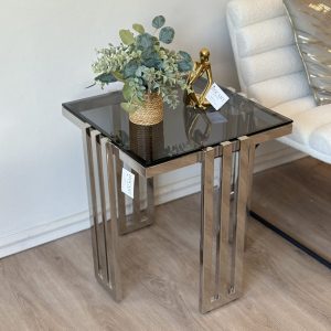 Mesa auxiliar prisma plateada.