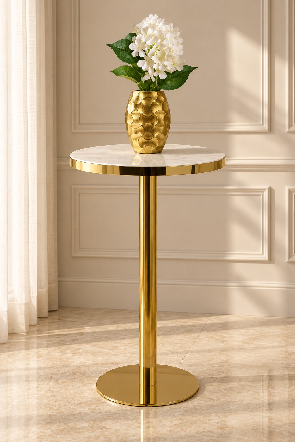 Mesa alta Table Bistrot con el florero dorado Vase Drapé y la hortensia blanca Ortensia Panna de HOCART