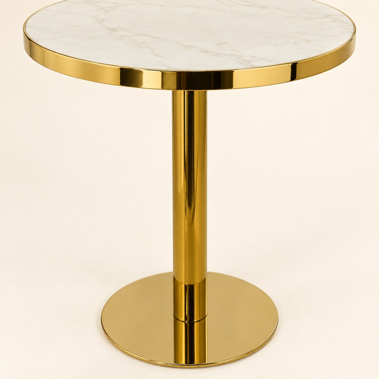 Detalle del borde dorado de la cubierta y la columna central de Table Bistrot