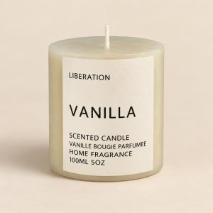 Vela aromática de vainilla — Bougie Gourmande sobre fondo beige limpio