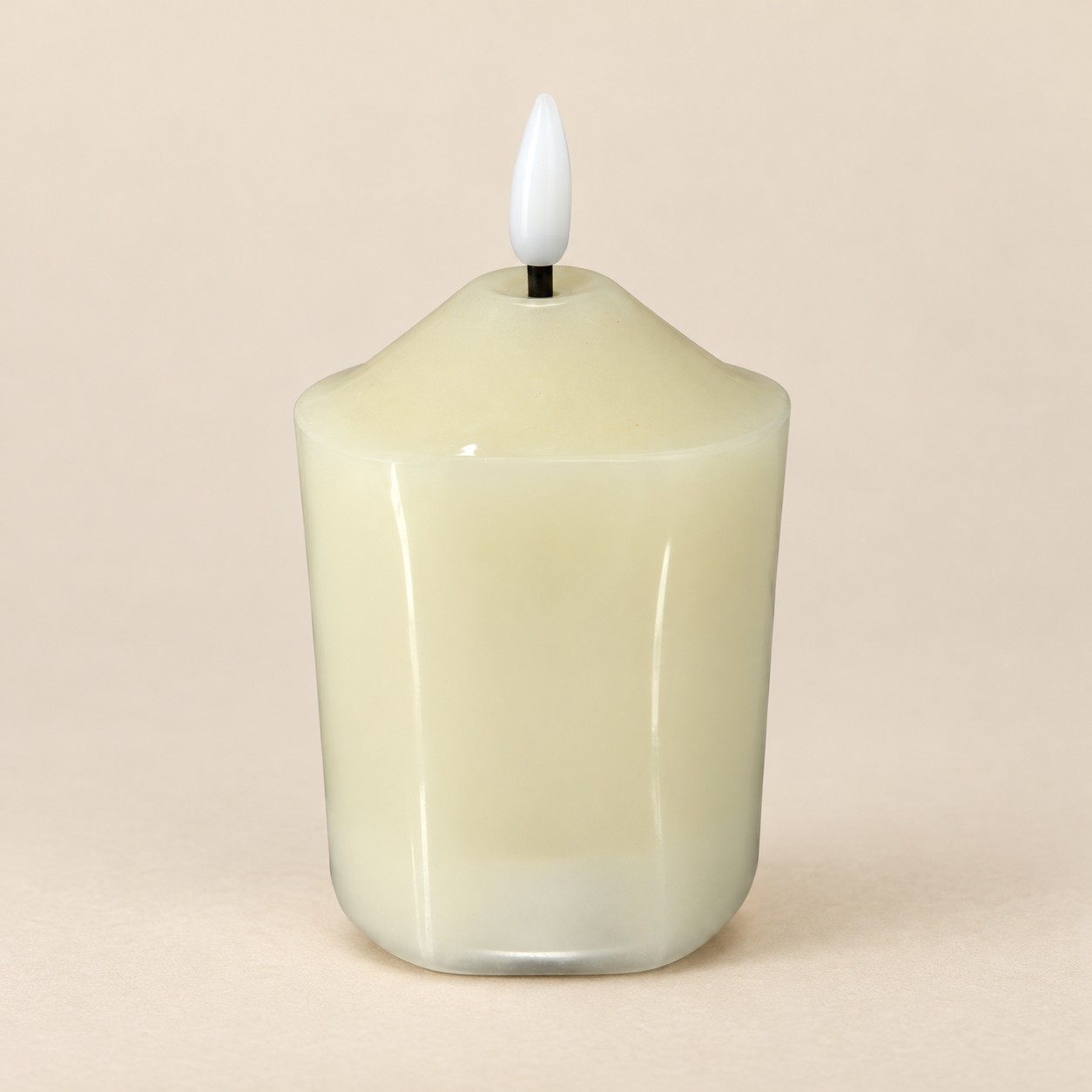 Vela LED de cera — Bougie Nougat sobre fondo beige