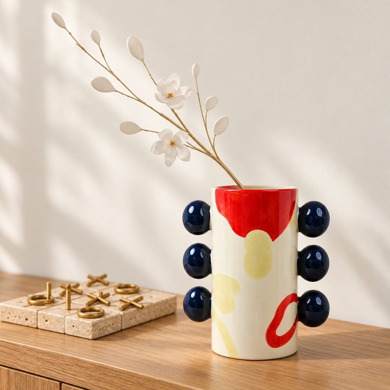 Rama decorativa con flores blancas — Branche Jasmi, vista ambientada-1 en un espacio decorado con complementos de HOCART