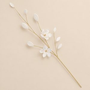 Rama decorativa con flores blancas — Branche Jasmi, vista principal sobre fondo beige