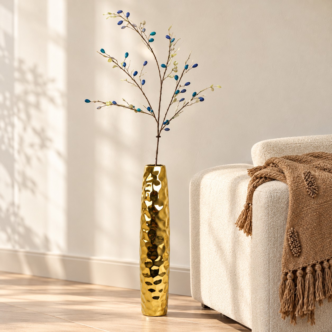 Rama decorativa con bayas azules — Branche Myrtille, vista ambientada-1 con complementos de HOCART a escala