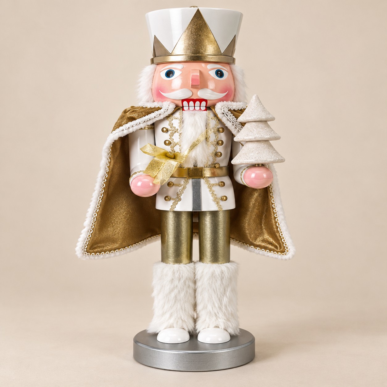 Cascanueces de madera grande — Capitaine Hermine sobre fondo beige