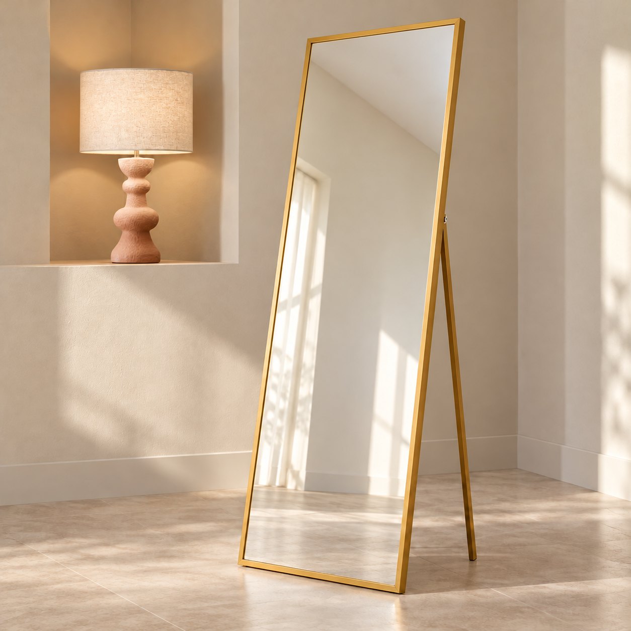 Espejo de pie — Capsule Minimale en ambiente con la lámpara Terra Sculptée