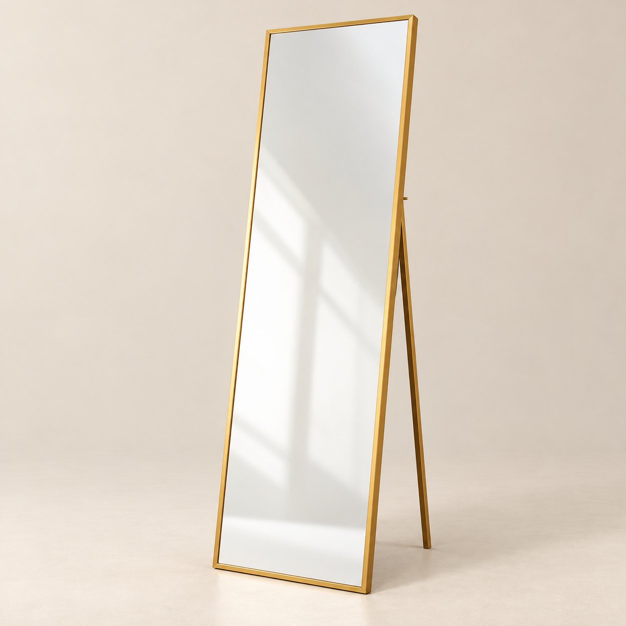 Espejo de pie — Capsule Minimale sobre fondo beige limpio