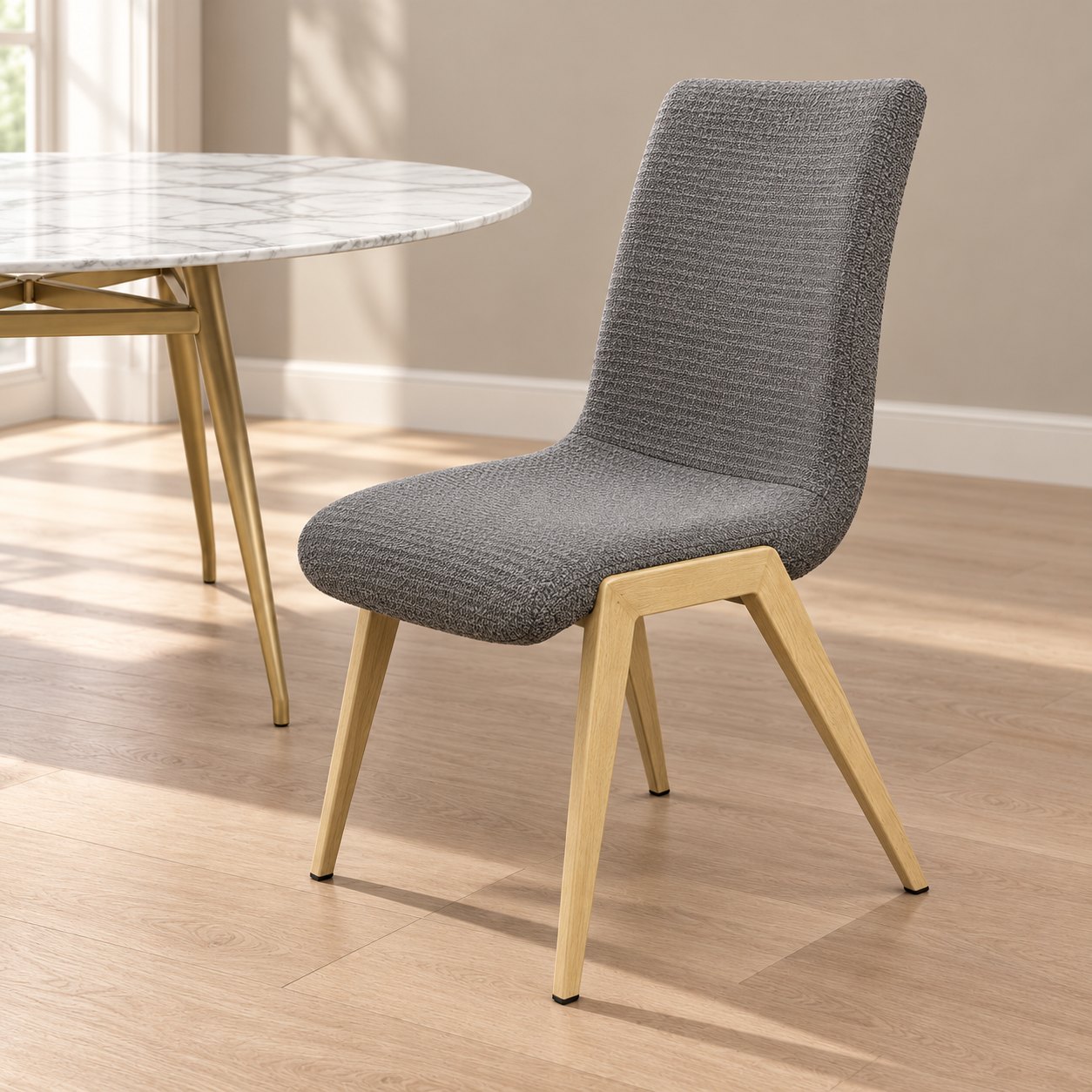 Silla de comedor gris — Chaise Flanelle en ambiente con la mesa de comedor Table Marbrée