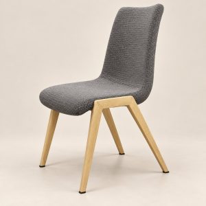 Silla de comedor gris — Chaise Flanelle sobre fondo beige limpio