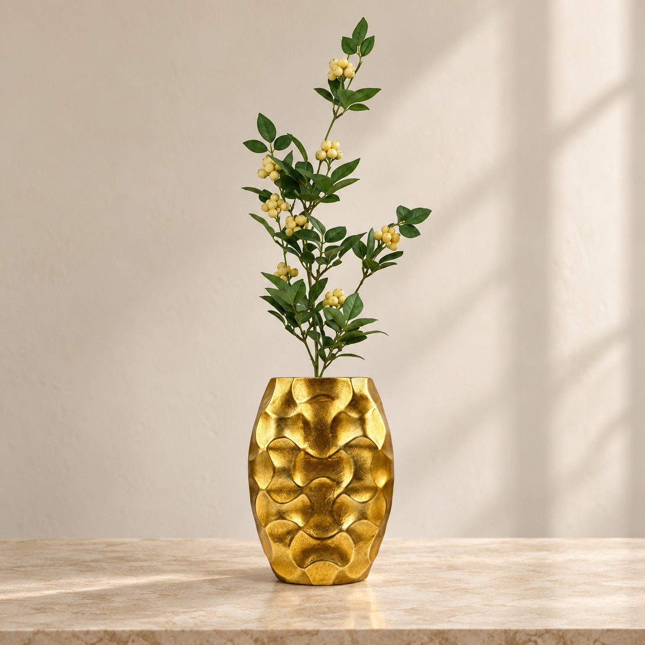 Rama artificial Branche Citronnier en el florero dorado con relieve Vase Drapé